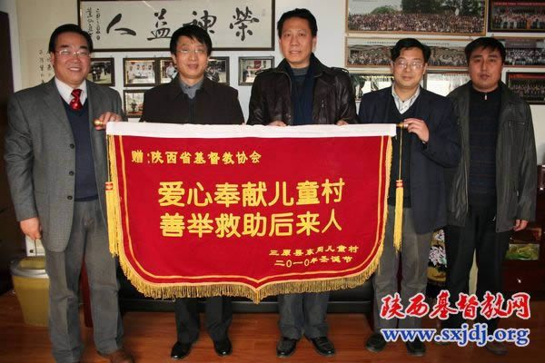 三原县东周儿童村主任杨彪来我会恭贺圣诞(图1)