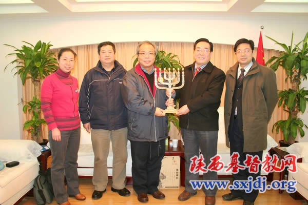 香港证主出版社总裁邓兆柏先生来访(图1)