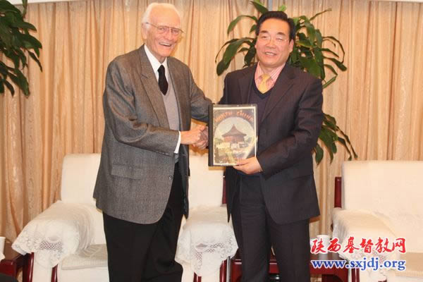美国葛培理布道会副总裁亨利•霍利牧师一行来我省访问