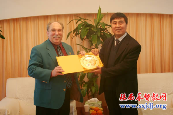 美国联合基督教会教区长代表团一行访问省基督教两会(图2)