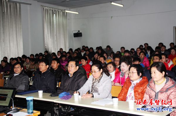 省两会组织全体同工及圣经学校师生学习党的十八大精神