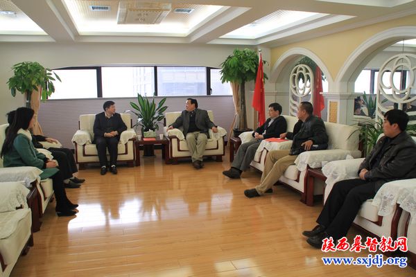 商洛市民政局侯惠邦副局长来省两会送感谢信