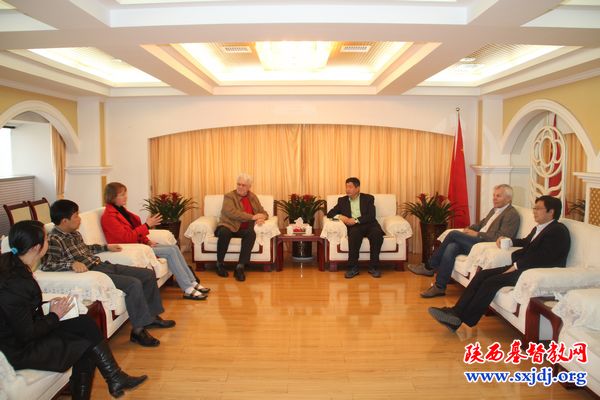 挪威信义会友人尤约翰牧师一行访问省基督教教会(图1)