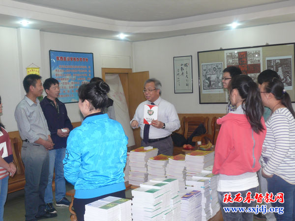 香港证主出版社总干事邓兆柏先生来陕西圣经学校赠书(图1)