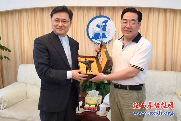 王俊牧师接待韩国首尔上道中央教会朴逢洙牧师(图1)