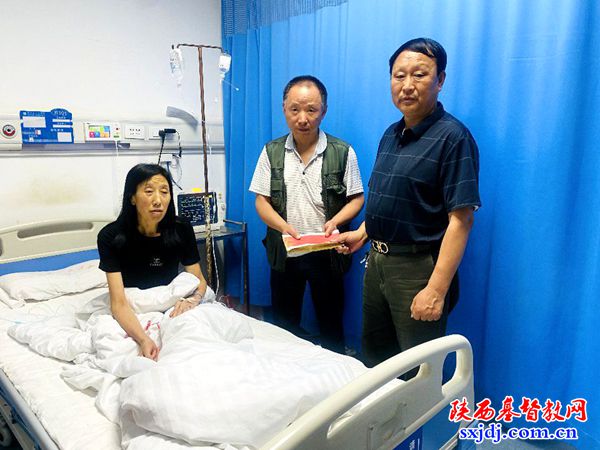 蓝田县基督教三自爱国运动委员会尤长乐长老一行看望患病同工