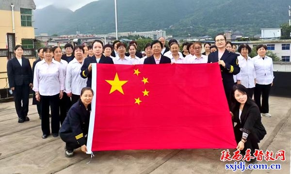 爱国爱教庆华诞 同心共筑中国梦——临潼区基督教两会开展迎国庆升国旗活动