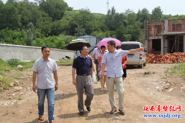 我会主席、会长王俊牧师到洛南县考察城关福音堂新堂建设事工(图1)
