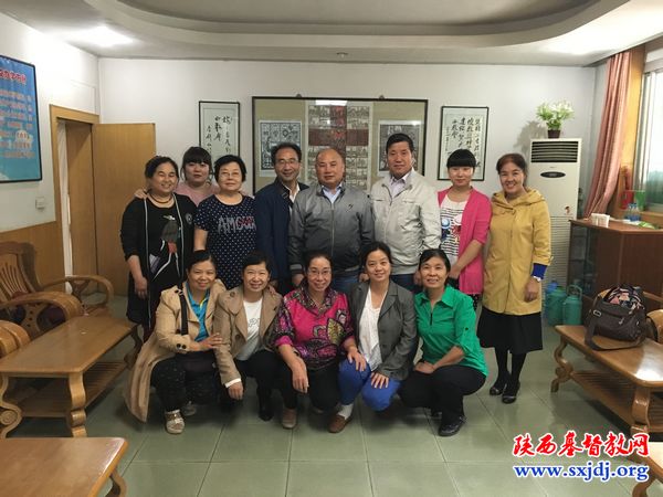 走访母校，奉献爱心