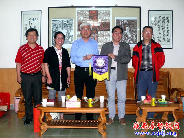 福建神学院毕业班师生一行来访圣经学校(图2)