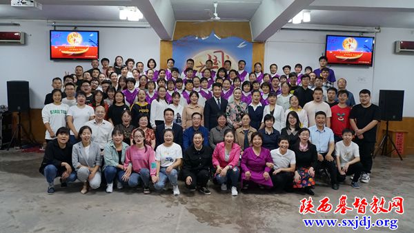 欢喜感恩庆双节     祝福赞美情谊浓——陕西圣经学校举办“爱中团契”主题晚会(图8)