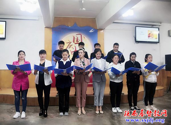 欢喜感恩庆双节     祝福赞美情谊浓——陕西圣经学校举办“爱中团契”主题晚会(图4)