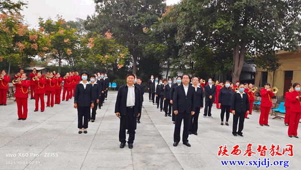 泾阳县基督教两会举行庆国庆升国旗活动(图2)