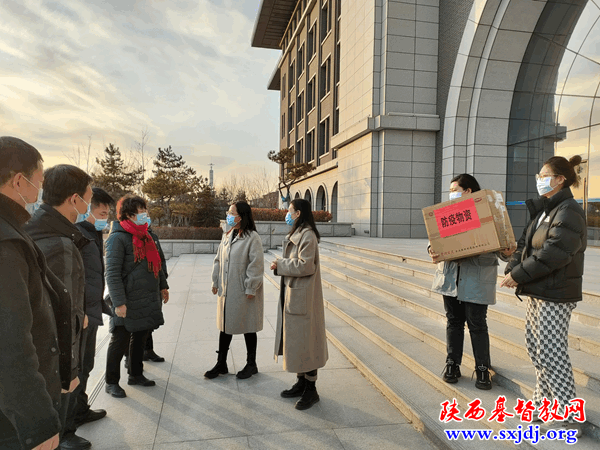 延安市宝塔区基督教爱国会、宝塔区基督教会慰问疫情防控工作人员(图2)