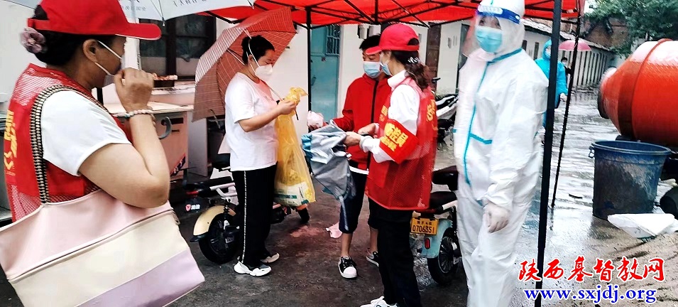 红衣执甲，向“疫”而行——汉中市基督教会组织志愿者积极参加社区疫情防控活动(图2)